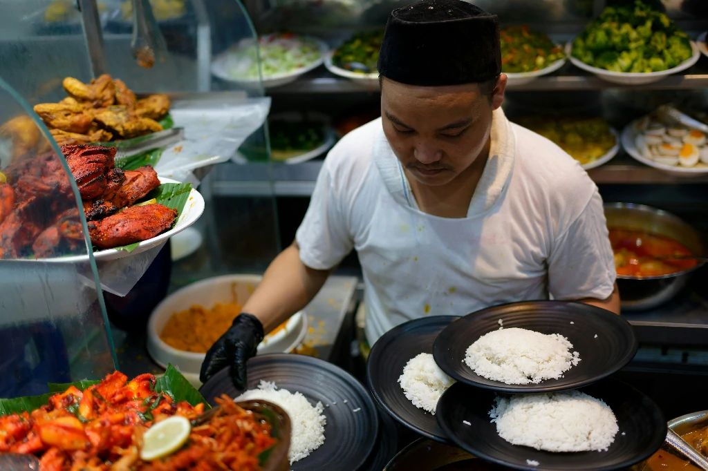 Món Char Kway Teow xào hải sản đậm đà hương vị Malaysia