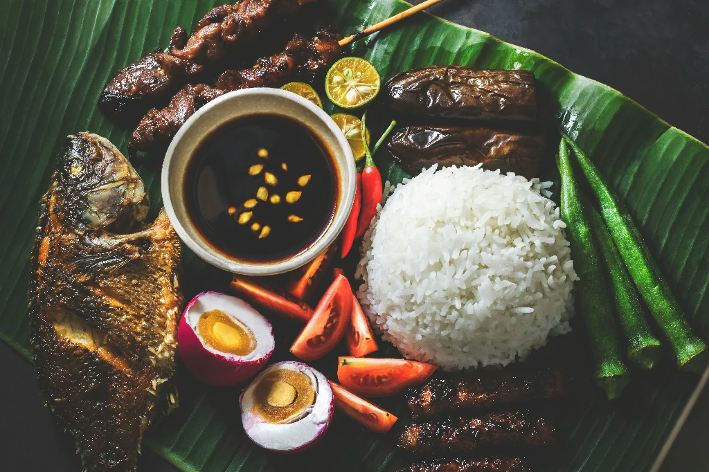 Món heo quay Lechon Philippines giòn rụm béo ngậy
