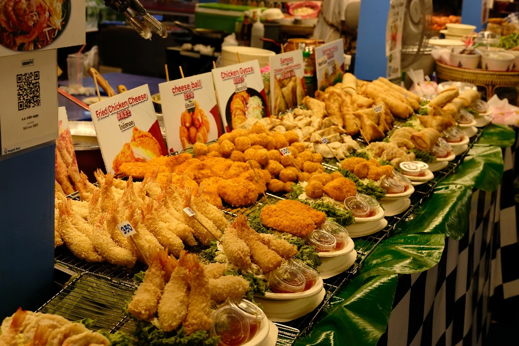 Sử dụng kết nối eSIM Tavigo tra cứu quán ăn ngon tại Bangkok