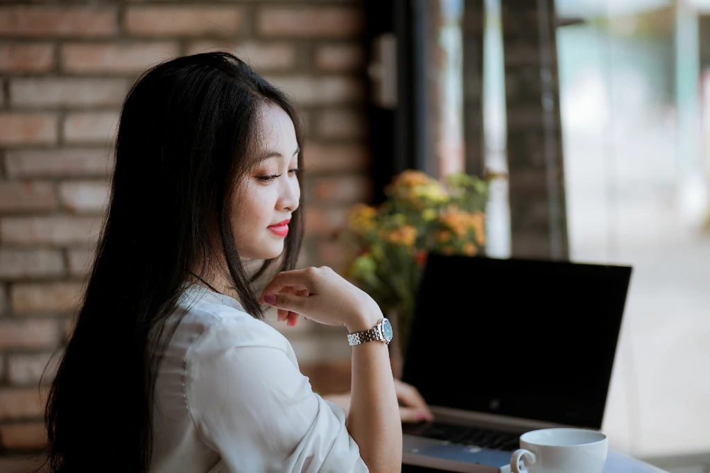 Giao diện nhập mã kích hoạt eSIM thủ công trên laptop Windows