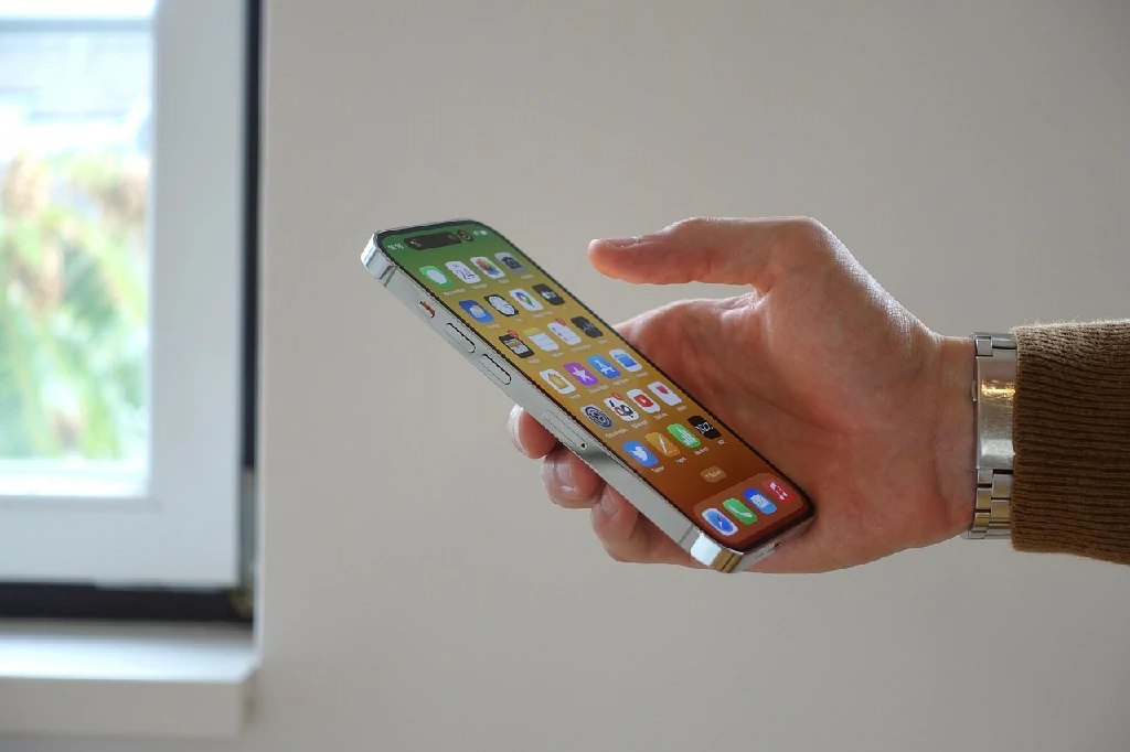 Các bước thao tác chi tiết đổi tên nhãn eSIM trên điện thoại iPhone