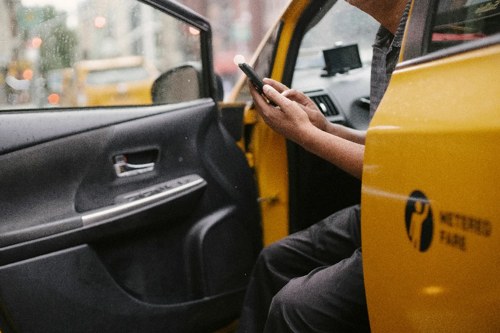 Giao diện ứng dụng Taiwan Taxi 55688 và ứng dụng Uber