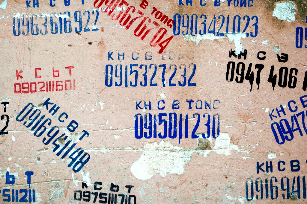 Giao diện cài đặt trình quản lý SIM hiển thị tùy chọn thêm gói cước trên điện thoại Samsung