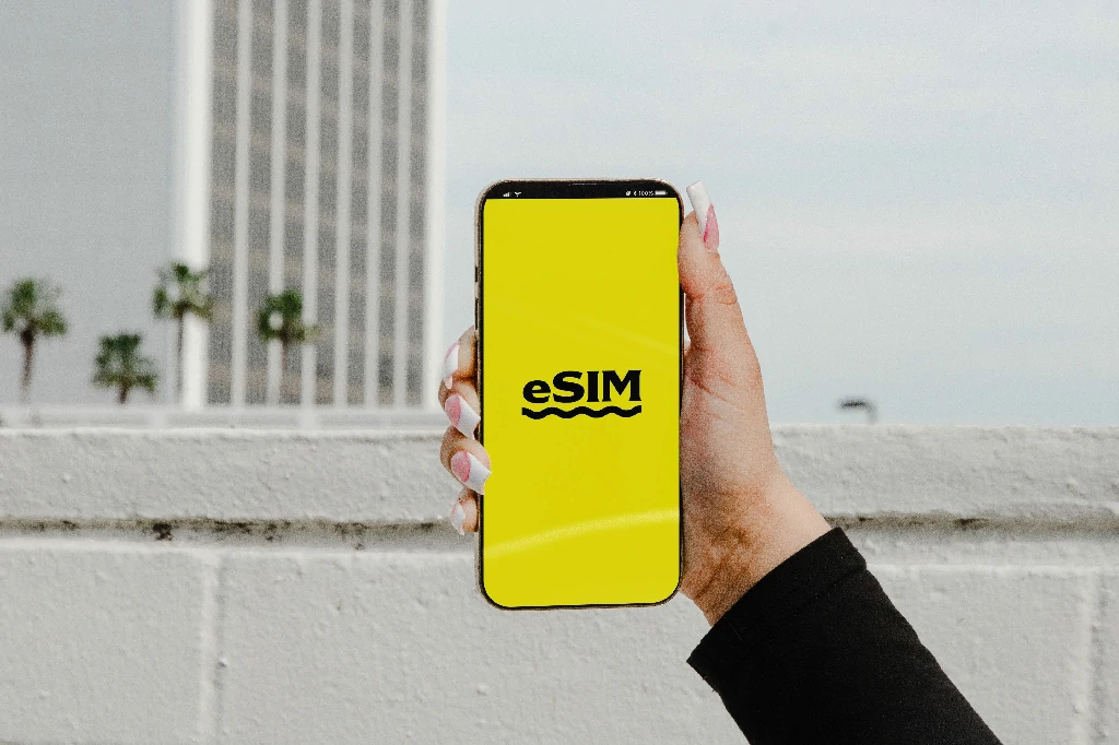 Sơ đồ cơ chế xác thực eSIM qua máy chủ SM-DP+