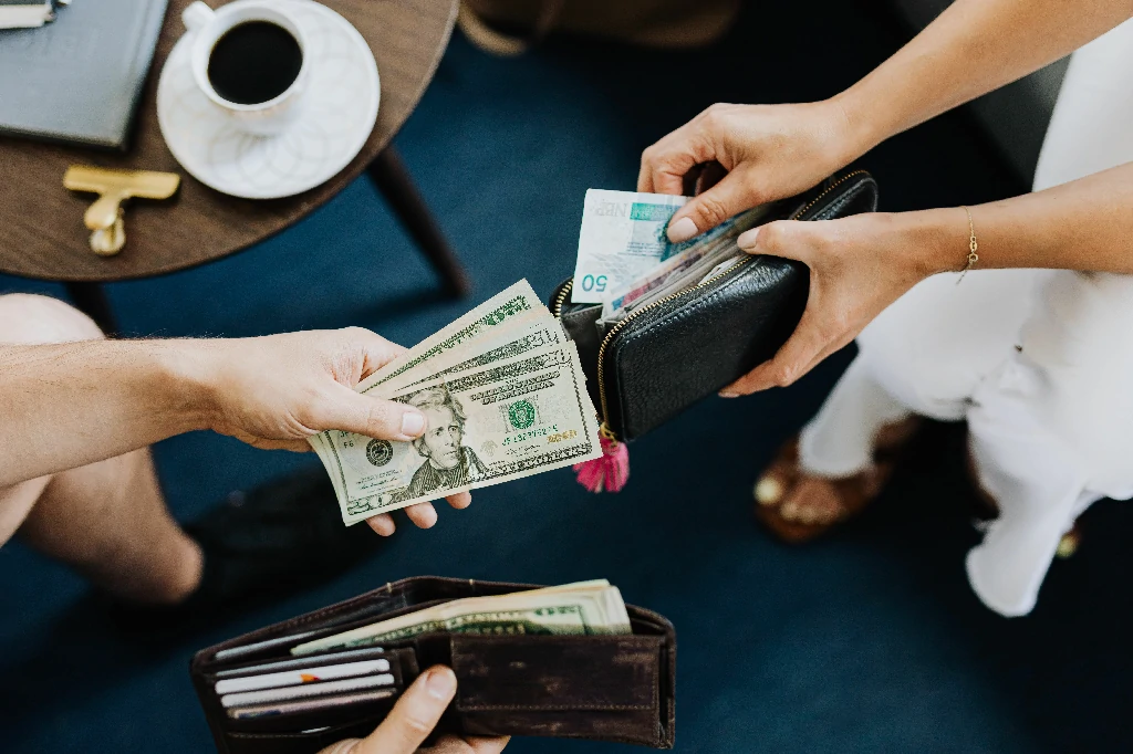 So sánh ưu và nhược điểm của các phương thức đổi ngoại tệ