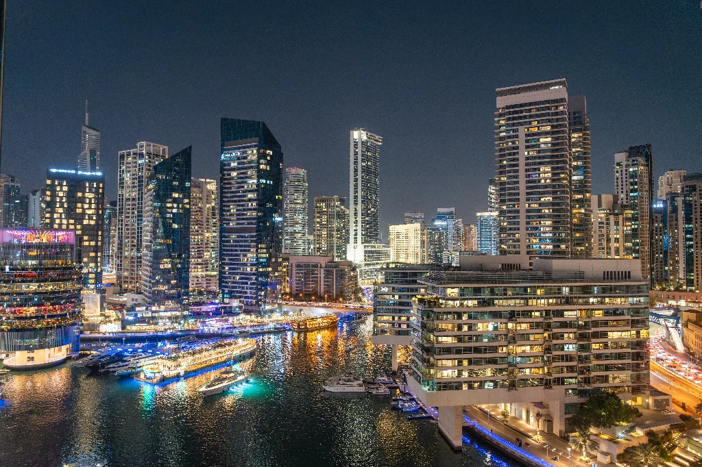 Du khách tra cứu ứng dụng di chuyển tại Dubai bằng mạng 4G 5G