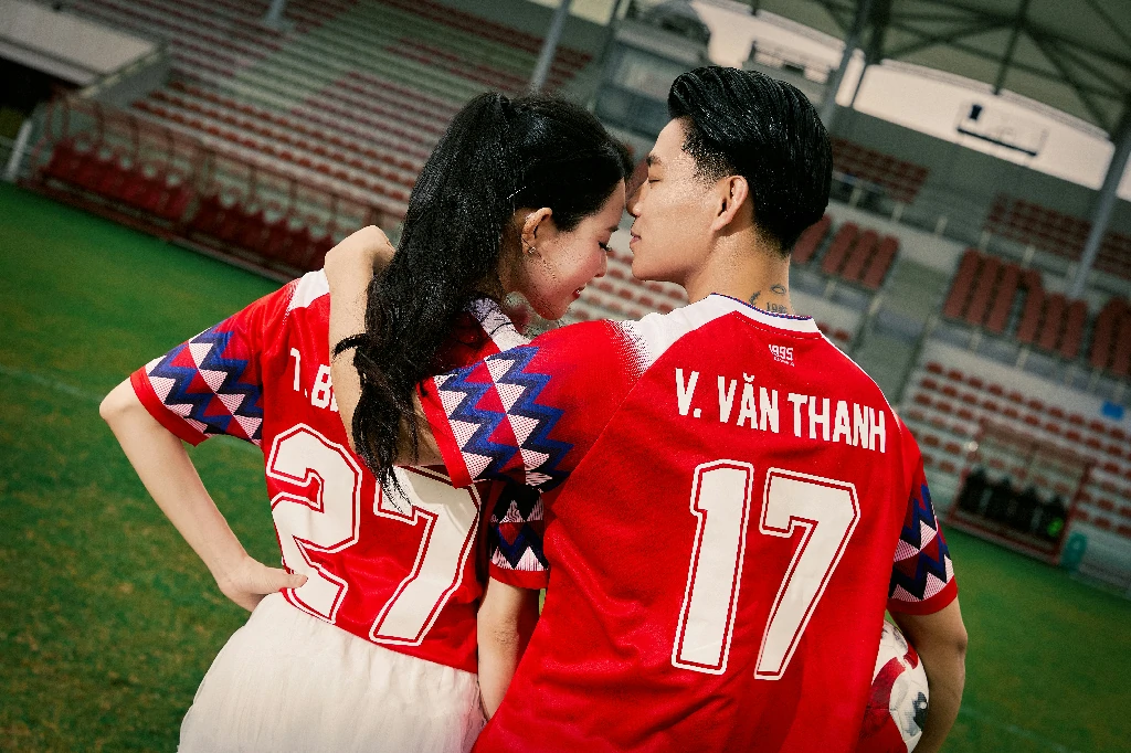 Điện thoại thông minh hiển thị thông báo mã số bảo mật từ ngân hàng khi đang kết nối mạng nước ngoài