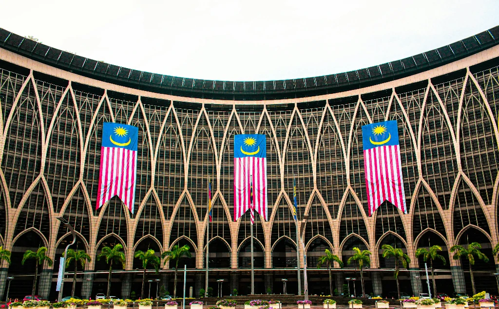 Mua SIM vật lý truy cập internet tại sân bay Malaysia