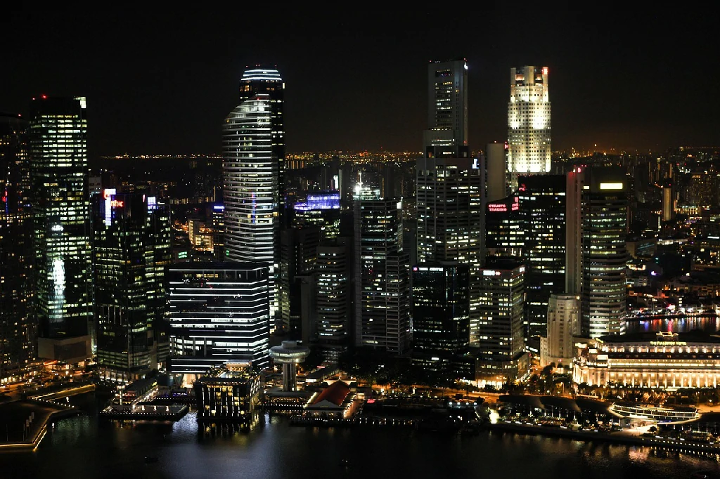 Thao tác quẹt thẻ đi tàu điện MRT tại Singapore