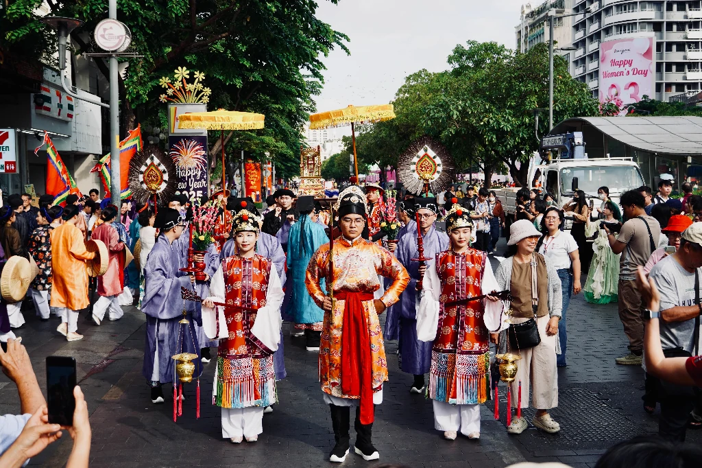 Lễ hội thả đèn hoa đăng Loy Krathong lung linh tại Thái Lan