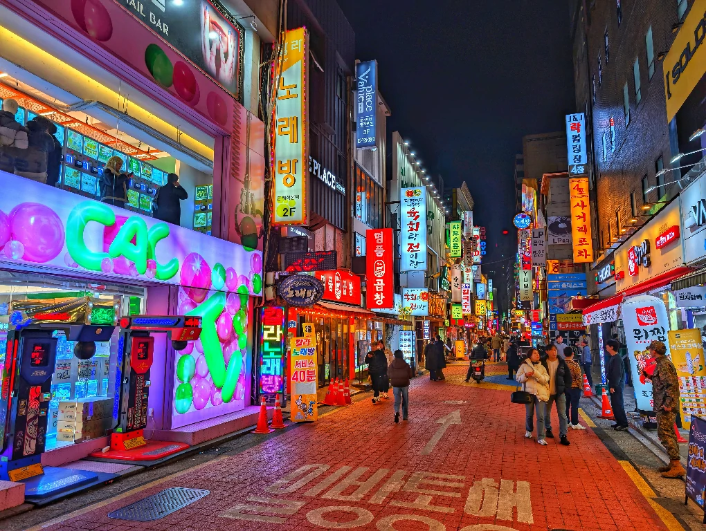 Khám phá phố mua sắm và ẩm thực Myeongdong sầm uất