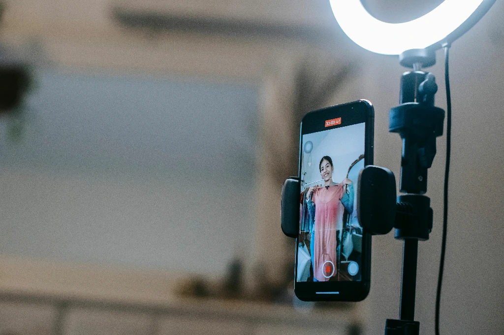 Du khách đang livestream và cần tính toán data