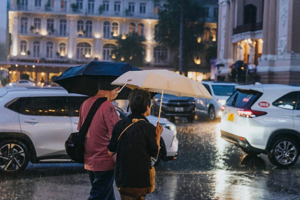 Trang bị túi chống nước và thiết bị kết nối khi du lịch mùa mưa
