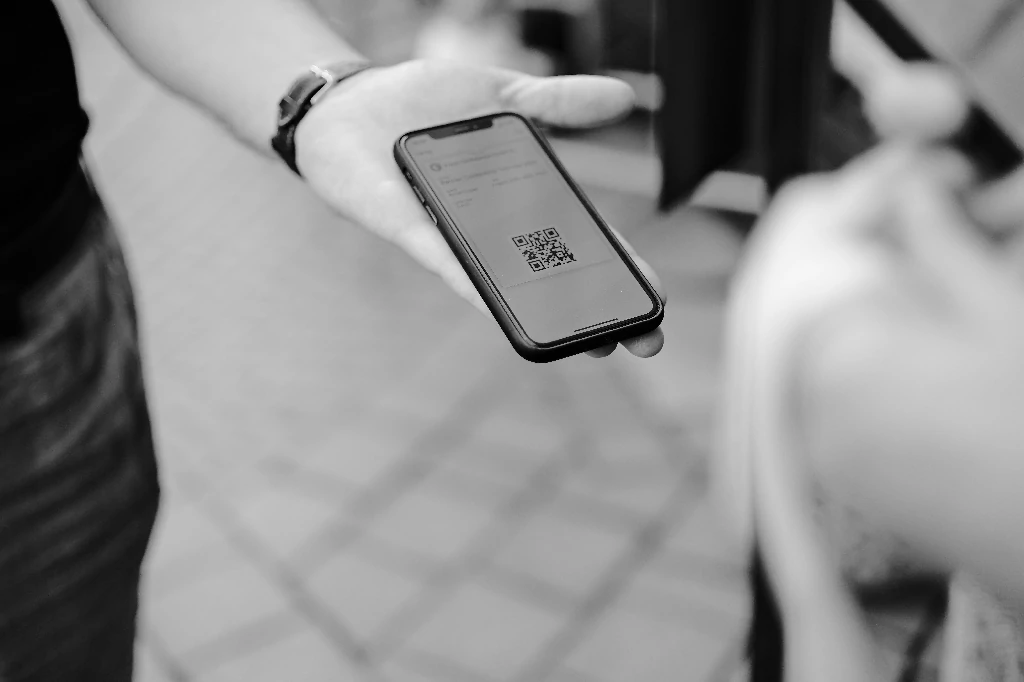 Lợi ích vượt trội khi sử dụng mã QR cài đặt eSIM thay vì SIM vật lý