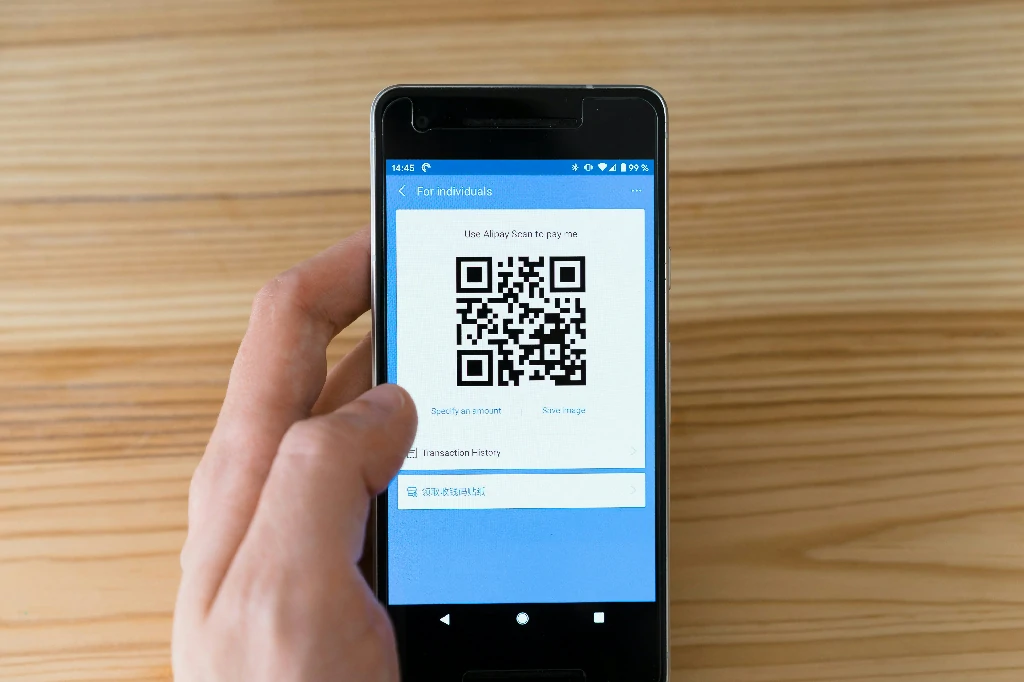 Thao tác quét mã QR trực tiếp trên màn hình điện thoại thông minh