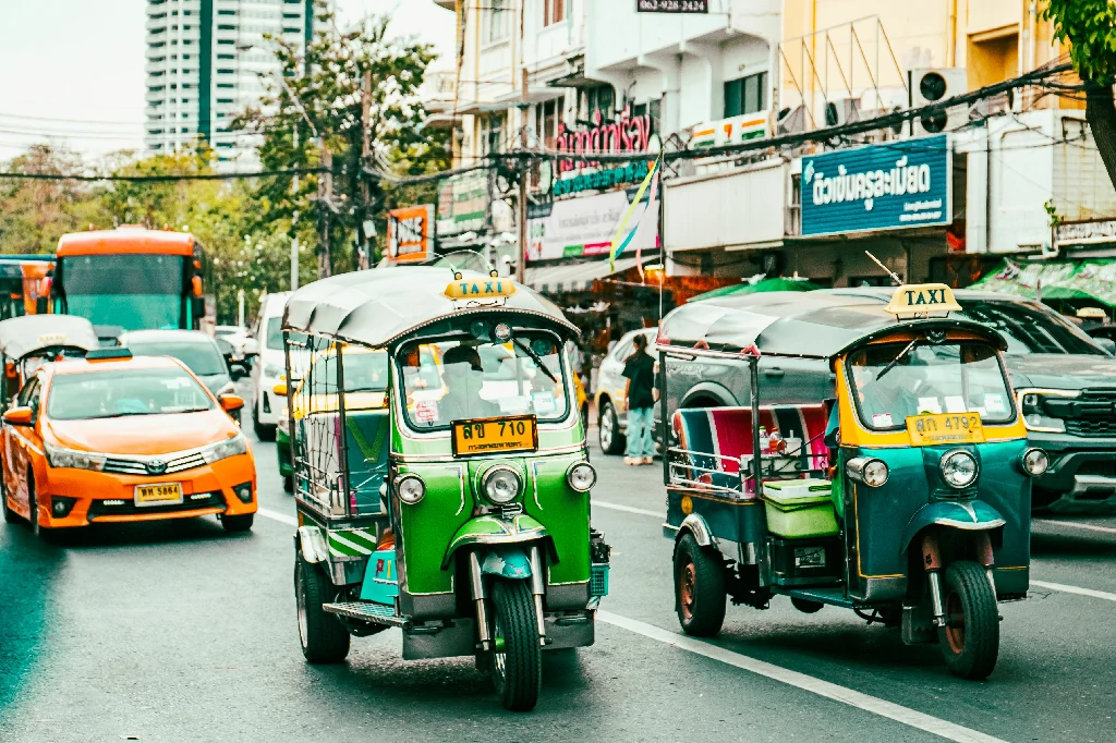Tàu thuyền di chuyển trên sông Chao Phraya Thái Lan