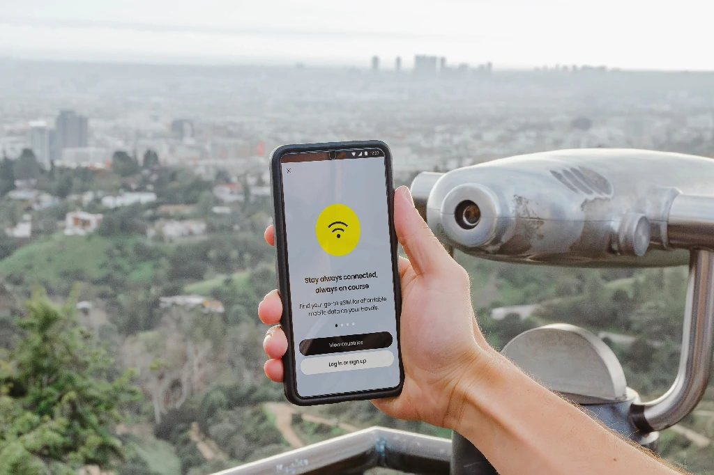 So sánh eSIM Đông Nam Á và WiFi cục phát du lịch