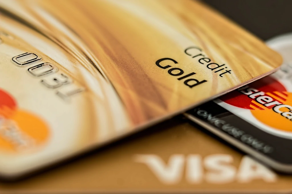 Thẻ Visa Mastercard dùng ở nước ngoài phí bao nhiêu